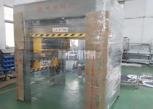 精广公司为长沙客户定制的龙门架式码垛机今日装车发货