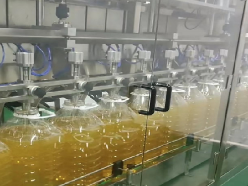 新式直线上称重式灌装机运行实拍 新式直线上称重式灌装机运行实拍